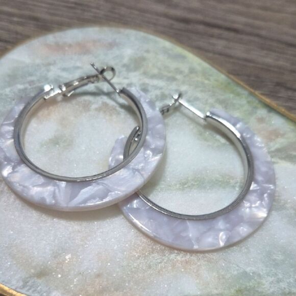 3/$16🎁 🎁Elegant Silver and Gray Hoop Earrings - Picture 1 of 7